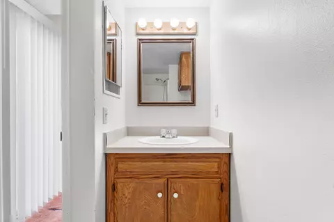 Bath - 21013 Carriage Dr, Tehachapi, CA 93561 photo 1 of 3