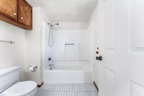 Bath - 21013 Carriage Dr, Tehachapi, CA 93561 photo 2 of 3