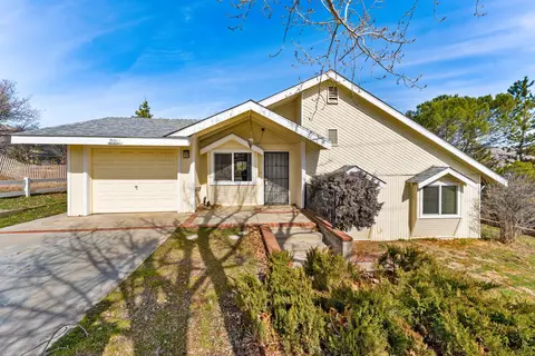Exterior - 21013 Carriage Dr, Tehachapi, CA 93561 photo 4 of 13