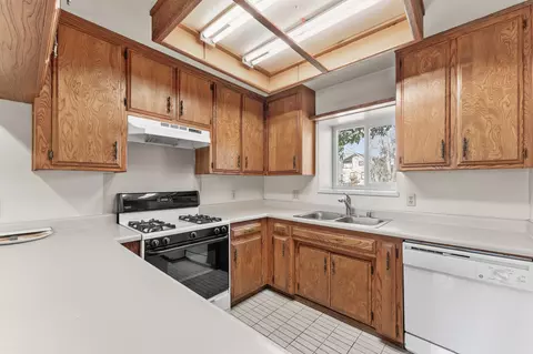 Kitchen - 21013 Carriage Dr, Tehachapi, CA 93561 photo 1 of 4