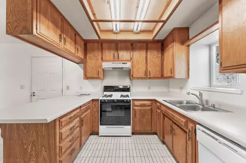 Kitchen - 21013 Carriage Dr, Tehachapi, CA 93561 photo 3 of 4