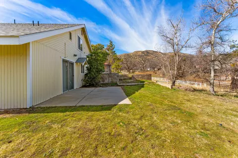 Exterior - 21013 Carriage Dr, Tehachapi, CA 93561 photo 11 of 13