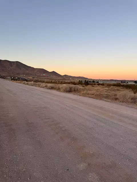 80 Th St, Rosamond, CA 93560 photo 2