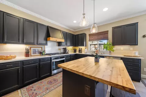 Kitchen - 1417 Wild Olive Rd, Tehachapi, CA 93561 photo 2 of 2