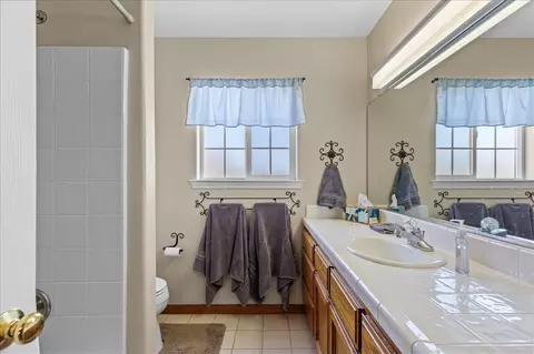 Bath - 17641 Dike Ct, Tehachapi, CA 93561 photo 1 of 3
