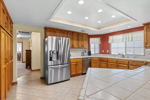 Kitchen - 17641 Dike Ct, Tehachapi, CA 93561 photo 2 of 3