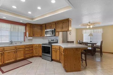 Kitchen - 17641 Dike Ct, Tehachapi, CA 93561 photo 1 of 3
