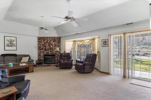 Living - 17641 Dike Ct, Tehachapi, CA 93561 photo 2 of 2