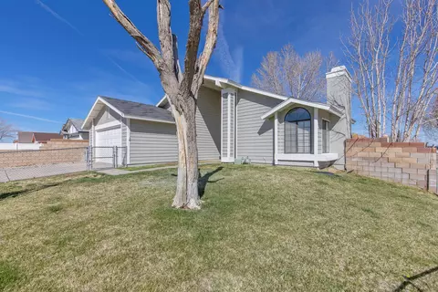 Exterior - 837 Kettering St E, Lancaster, CA 93535 photo 2 of 4