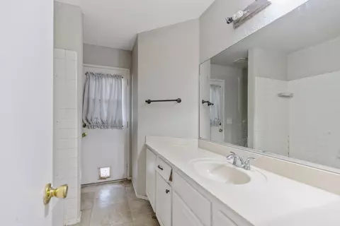 Bath - 837 Kettering St E, Lancaster, CA 93535 photo 1 of 2