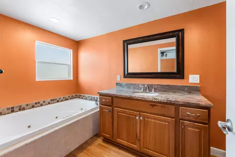 Bath - 32020 163rd St E, Llano, CA 93544 photo 4 of 5
