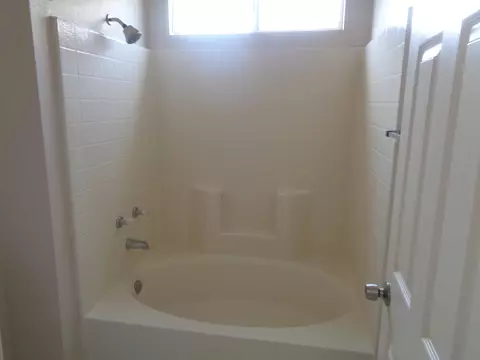 Bath - 2425 Dixie St, Rosamond, CA 93560 photo 2 of 4