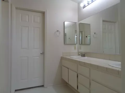 Bath - 2425 Dixie St, Rosamond, CA 93560 photo 3 of 4