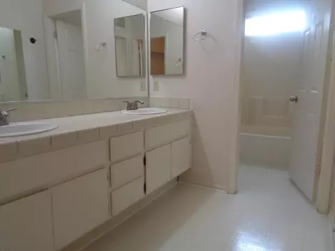 Bath - 2425 Dixie St, Rosamond, CA 93560 photo 1 of 4