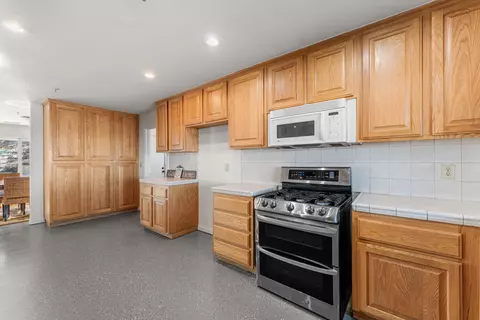 Kitchen - 29009 195th St E, Llano, CA 93544 photo 4 of 6
