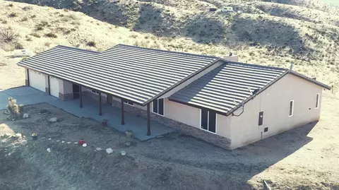 Exterior - 29009 195th St E, Llano, CA 93544 photo 1 of 9