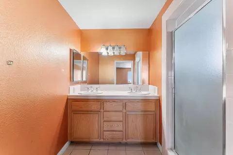 Bath - 29009 195th St E, Llano, CA 93544 photo 2 of 2