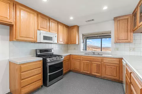 Kitchen - 29009 195th St E, Llano, CA 93544 photo 2 of 6