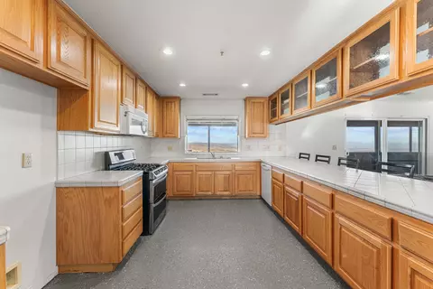 Kitchen - 29009 195th St E, Llano, CA 93544 photo 3 of 6