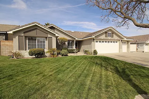 5819 Travis Paul Dr, Lancaster, CA 93536