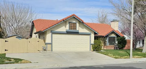 2729 College Park Dr W, Lancaster, CA 93536