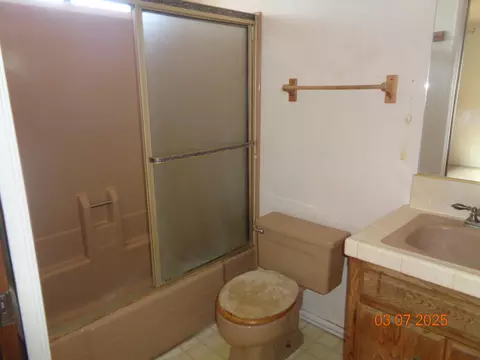 Bath - 36508 40th St E, Palmdale, CA 93552 photo 3 of 3