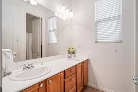 Bath - 4379 Paddock Way, Lancaster, CA 93536 photo 4 of 4