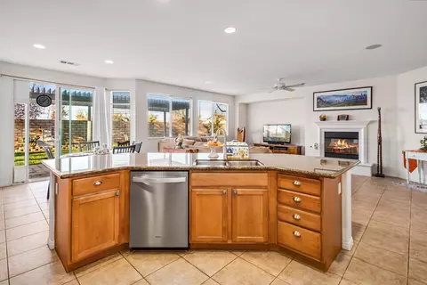 Kitchen - 4379 Paddock Way, Lancaster, CA 93536 photo 2 of 4