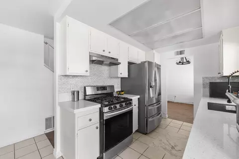 Kitchen - 44611 Stonebridge Ln, Lancaster, CA 93536 photo 3 of 5
