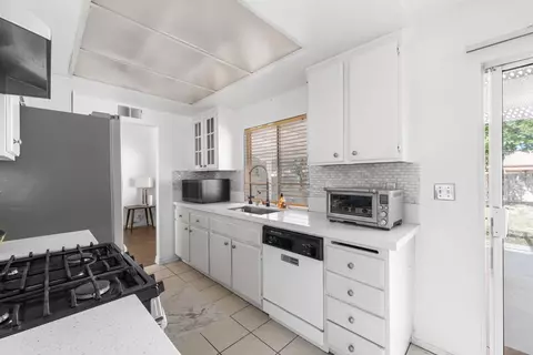 Kitchen - 44611 Stonebridge Ln, Lancaster, CA 93536 photo 4 of 5
