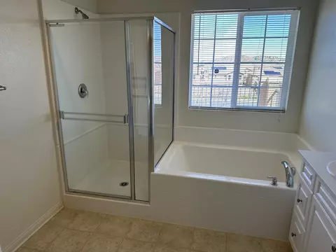 Bath - 2831 Wandoo Rd, Palmdale, CA 93551 photo 9 of 10