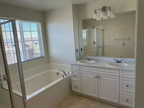 Bath - 2831 Wandoo Rd, Palmdale, CA 93551 photo 6 of 10