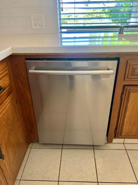Kitchen - 44040 Halcom Ave, Lancaster, CA 93536 photo 5 of 6