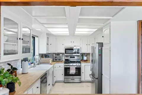 Kitchen - 29811 Greenwater Dr, Tehachapi, CA 93561 photo 3 of 5