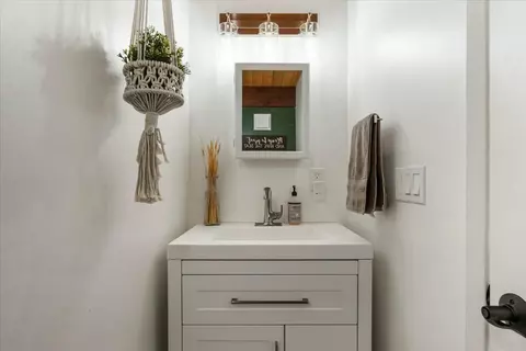 Bath - 29811 Greenwater Dr, Tehachapi, CA 93561 photo 1 of 7