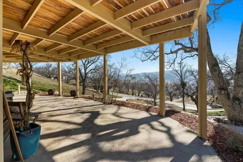 Exterior - 29811 Greenwater Dr, Tehachapi, CA 93561 photo 5 of 13