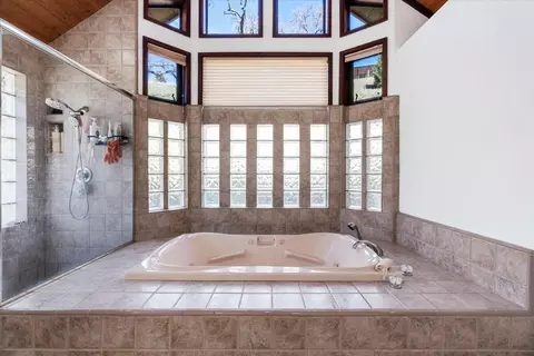 Bath - 29811 Greenwater Dr, Tehachapi, CA 93561 photo 3 of 7
