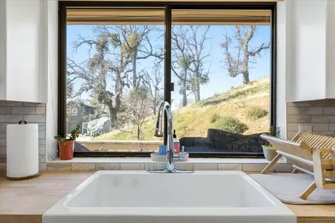 Kitchen - 29811 Greenwater Dr, Tehachapi, CA 93561 photo 4 of 5