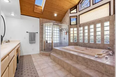 Bath - 29811 Greenwater Dr, Tehachapi, CA 93561 photo 2 of 7