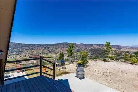 Exterior - 27981 Skyline Dr, Tehachapi, CA 93561 photo 6 of 9