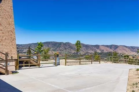 Exterior - 27981 Skyline Dr, Tehachapi, CA 93561 photo 2 of 9