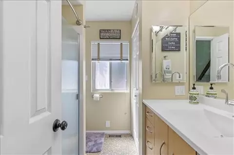 Bath - 27981 Skyline Dr, Tehachapi, CA 93561 photo 2 of 2