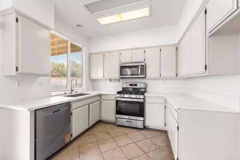 Kitchen - 36934 Royce Ct, Palmdale, CA 93552 photo 4 of 6