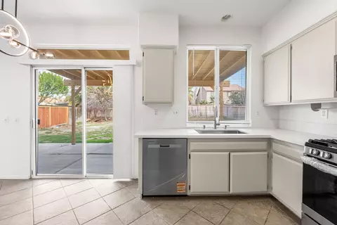 Kitchen - 36934 Royce Ct, Palmdale, CA 93552 photo 5 of 6