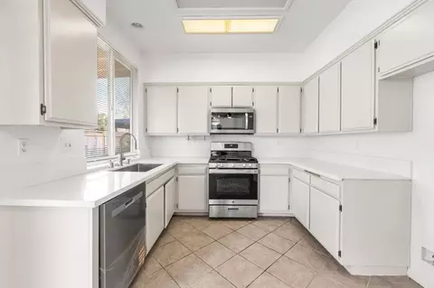Kitchen - 36934 Royce Ct, Palmdale, CA 93552 photo 3 of 6