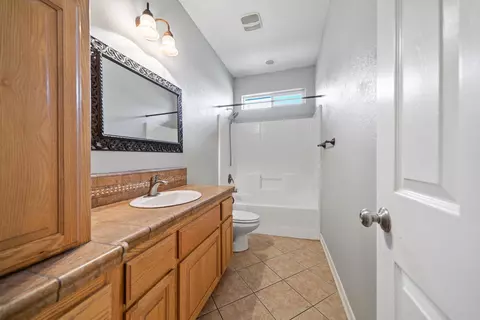 Bath - 28321 Pimlico Way, Tehachapi, CA 93561 photo 2 of 2