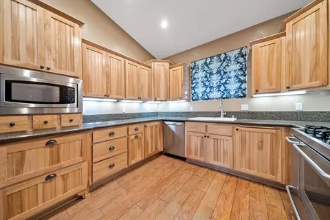 Kitchen - 28321 Pimlico Way, Tehachapi, CA 93561 photo 2 of 3
