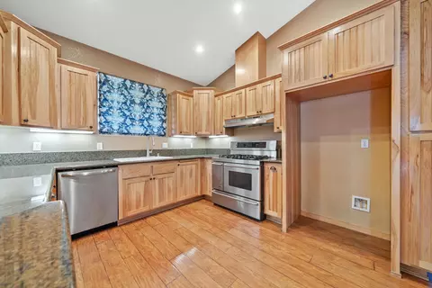 Kitchen - 28321 Pimlico Way, Tehachapi, CA 93561 photo 3 of 3