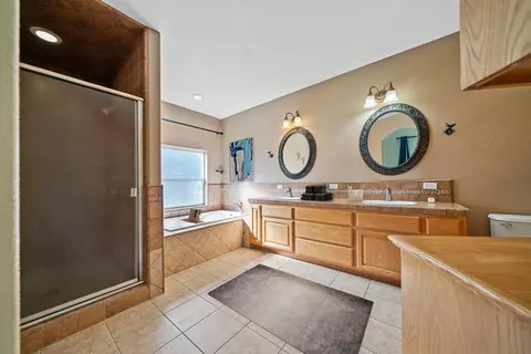 Bath - 28321 Pimlico Way, Tehachapi, CA 93561 photo 1 of 2