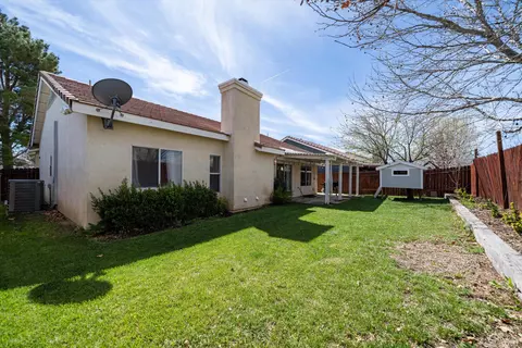 Exterior - 45653 Knightsbridge St, Lancaster, CA 93534 photo 4 of 4